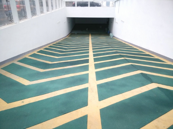 施工中環(huán)氧樹脂地坪涂裝存在的問題，新天地漆業(yè)幫你解答